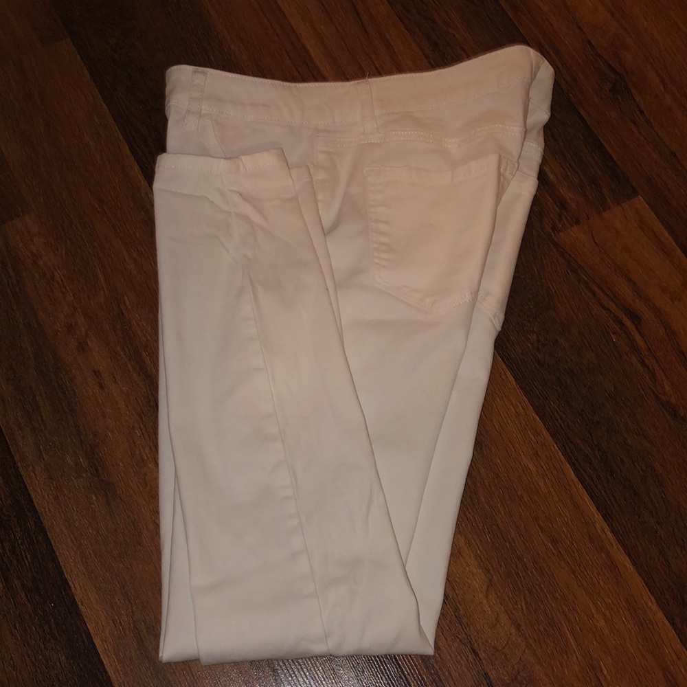 Refuge size 6 white jeans